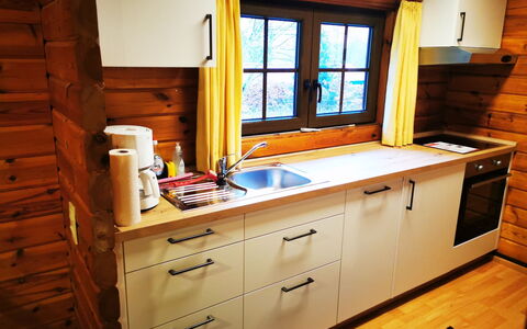 Martina: Cabinetry, Eigendom, Countertop, Gootsteen, Wastafel, Venster, Kraan, Lade, Hout, Loodgieterswerkinrichting