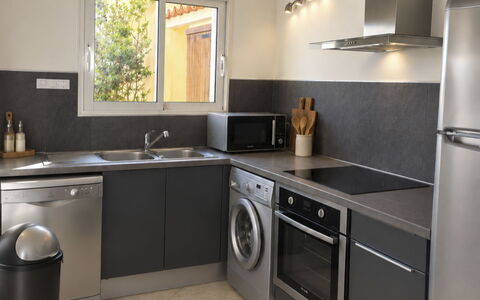 Villa Orizonte: Toestel Van De Keuken, Keuken, Countertop, Major Appliance, Huishoudapparatuur, Fornuis, Meubilair, Cabinetry, Interieur Ontwerp, Wasmachine