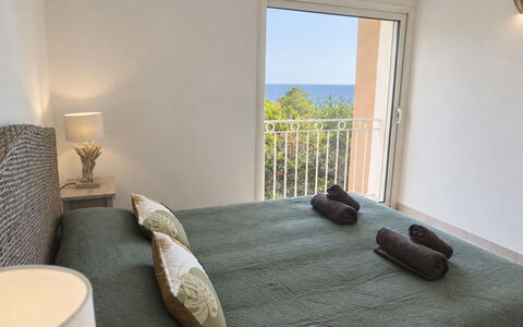 Villa Orizonte: Meubilair, Verdieping, Flooring, Interieur Ontwerp, Slaapkamer, Kamer, Appartement, Bed, Linens, Stoel