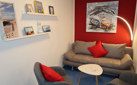Sander: Meubilair, Eigendom, Fotolijst, Bankstel, Interieur Ontwerp, Tafel, Verdieping, Hout, Muur, Comfort