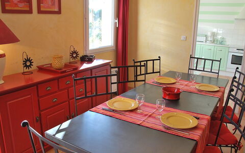 Clos Saint Joseph: Kamer, Meubilair, Eigendom, Keuken, Countertop, Tafel, Interieur Ontwerp, Eetkamer, Gebouw, Huis