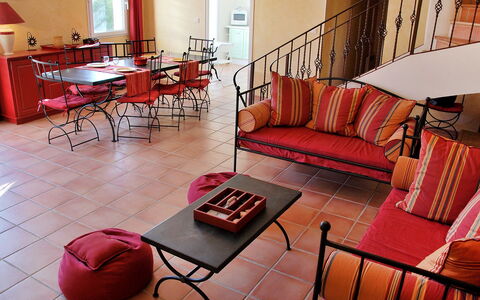 Clos Saint Joseph: Meubilair, Woonkamer, Kamer, Interieur Ontwerp, Rood, Eigendom, Verdieping, Tafel, Koffietafel, Gebouw