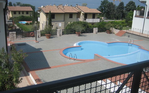 Garden Village: Wolk, Lucht, Venster, Sneeuw, Gebouw, Huis, Hout, Helling, Siding, Landschap