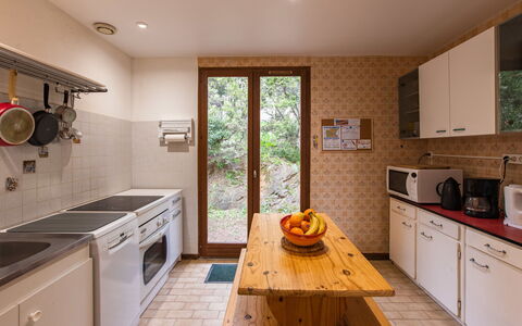 La Planquette: Keuken, Countertop, Toestel Van De Keuken, Major Appliance, Hout, Flooring, Interieur Ontwerp, Verdieping, Meubilair, Cabinetry