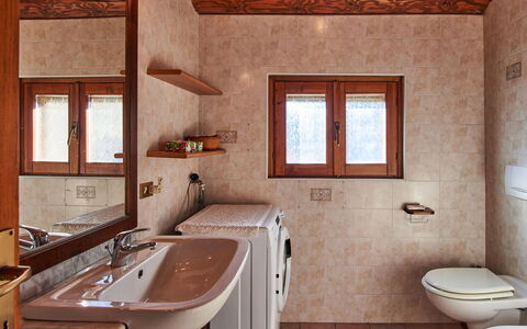 Il Crotto: Bruin, Loodgieterswerkinrichting, Kraan, Eigendom, Wastafel, Venster, Badkamer, Hout, Badkamerkast, Interieur Ontwerp