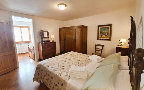 Villa Renaccio: Meubilair, Bed, Slaapkamer, Interieur Ontwerp, Laken, Flooring, Hout, Bedding, Verdieping, Kamer