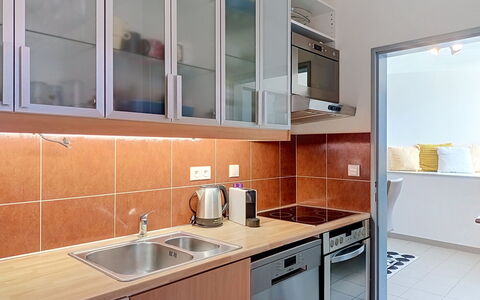 Harrachov 67: Keuken, Countertop, Major Appliance, Toestel Van De Keuken, Interieur Ontwerp, Cabinetry, Flooring, Hout, Gootsteen, Plafond