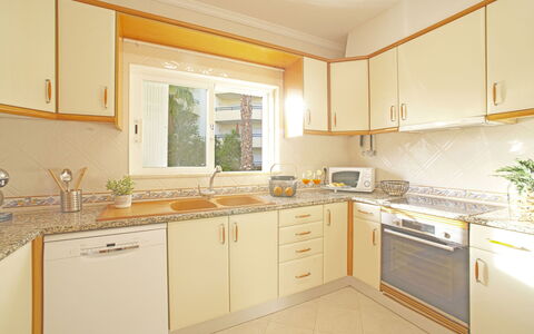 Inês: Cabinetry, Countertop, Gootsteen, Wastafel, Eigendom, Kraan, Gebouw, Fornuis, Keuken, Hout