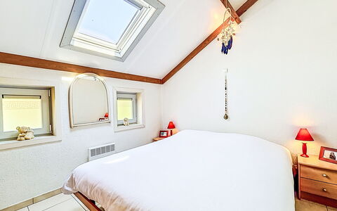 De Haan 990: Bed, Meubilair, Interieur Ontwerp, Slaapkamer, Plafond, Verdieping, Laken, Kamer, Flooring, Bedding