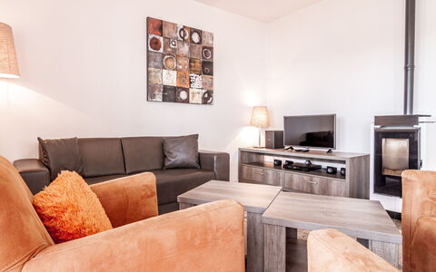 Lakeside Village 18 (+ Sauna): Bruin, Bankstel, Meubilair, Fotolijst, Tafel, Hout, Comfort, Woonkamer, Verdieping, Slaapbank