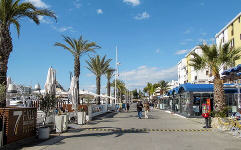 Vilamoura 171: Wolk, Lucht, Gebouw, Infrastructuur, Boom, Zwemwater, Weg Oppervlak, Arecales, Vrije Tijd