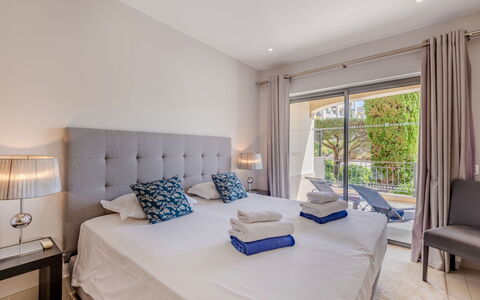 Vilamoura 171: Meubilair, Bed, Interieur Ontwerp, Slaapkamer, Flooring, Huis, Verdieping, Appartement, Bedding, Laken