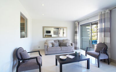 Pine Hills Pérola 171.5: Fotolijst, Meubilair, Eigendom, Bankstel, Comfort, Interieur Ontwerp, Woonkamer, Verdieping, Schaduw