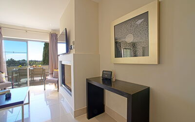 Pine Hills Jade 171.15: Meubilair, Interieur Ontwerp, Flooring, Verdieping, Plafond, Verlichting, Kamer, Woonkamer, Huis, Televisie