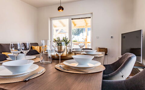 Lakeside Village 40: Meubilair, Tableware, Tafel, Eigendom, Dishware, Hout, Interieur Ontwerp, Stoel, Drinkware, Serveware