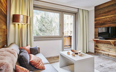 Juniorsuite Bis zu 4 P &Wellnessbereich 900.2: Eigendom, Meubilair, Comfort, Venster, Hout, Interieur Ontwerp, Gebouw, Verlichting, Woonkamer, Flooring