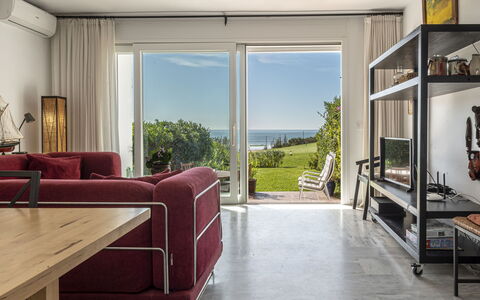Cristina: Meubilair, Flooring, Verdieping, Interieur Ontwerp, Hout, Bankstel, Woonkamer, Verlichting, Tafel