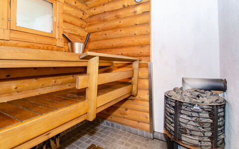 Kuukkeli: Bed, Meubilair, Slaapkamer, Interieur Ontwerp, Bedding, Laken, Flooring, Hout, Verdieping, Kamer