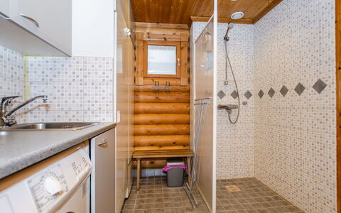 Kuukkeli: Bed, Meubilair, Slaapkamer, Interieur Ontwerp, Bedding, Laken, Flooring, Hout, Verdieping, Kamer