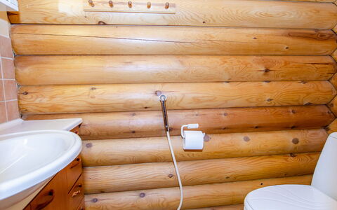 Kuukkeli: Bed, Meubilair, Slaapkamer, Interieur Ontwerp, Bedding, Laken, Flooring, Hout, Verdieping, Kamer