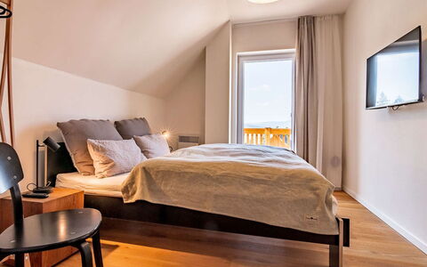 Lakeside Village 42: Meubilair, Gebouw, Eigendom, Venster, Comfort, Hout, Schaduw, Verlichting, Interieur Ontwerp, Bed Frame