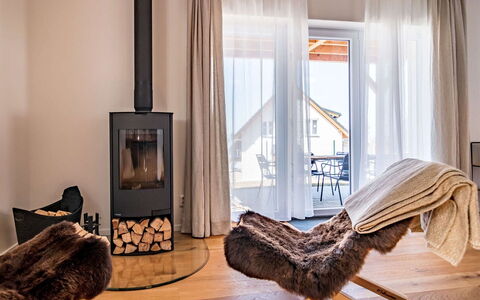 Lakeside Village 42: Meubilair, Comfort, Gebouw, Hout, Flooring, Gordijn, Interieur Ontwerp, Verdieping, Huis, Laminaatvloer