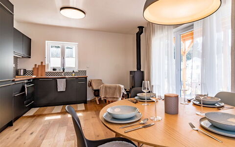 Lakeside Village 42: Tafel, Meubilair, Eigendom, Cabinetry, Hout, Stoel, Gebouw, Verlichting, Interieur Ontwerp, Venster