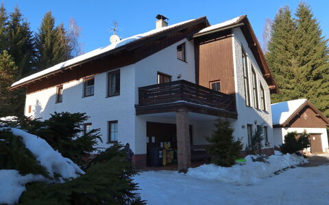 Harrachov 637: Eigendom, Lucht, Tafel, Hout, Schaduw, Verdieping, Buitenmeubels, Stoel, Flooring, Beits