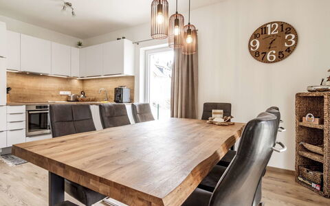 Lakeside Village 33 (+ Sauna): Tafel, Eigendom, Meubilair, Hout, Verlichting, Interieur Ontwerp, Gebouw, Verdieping, Stoel, Cabinetry