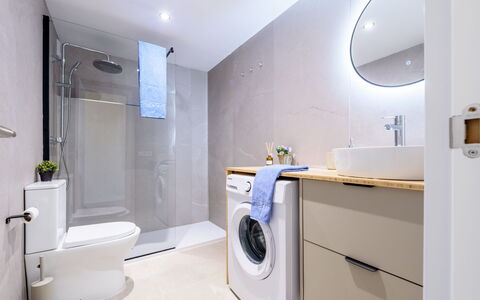 Salou 703: Interieur Ontwerp, Flooring, Verdieping, Loodgieterswerkinrichting, Badkamerkast, Wasmachine, Badkamer, Plafond, Cabinetry, Kraan