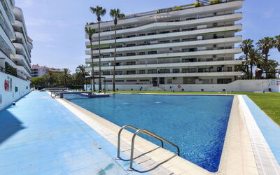 Salou 703: Lucht, Gebouw, Stedelijk Ontwerp, Schaduw, Boom, Wolk, Blok Van De Toren, Huis, Condominium, Zwembad