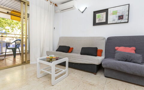 Salou 723: Meubilair, Eigendom, Bankstel, Tafel, Hout, Comfort, Verlichting, Interieur Ontwerp, Woonkamer, Verdieping