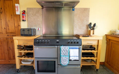 Ceilidhtail Cottage: Cabinetry, Meubilair, Toestel Van De Keuken, Gasfornuis, Fornuis, Keuken, Huishoudapparatuur, Cooktop, Countertop, Fornuis