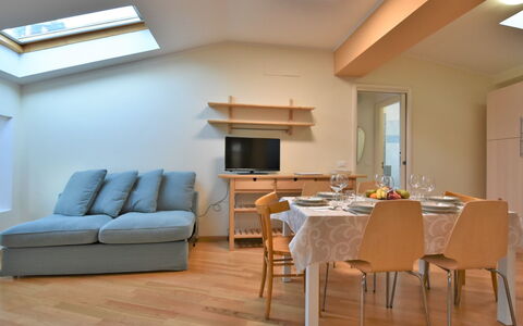 Duomo Mansarda: Meubilair, Eigendom, Tafel, Bankstel, Stoel, Gebouw, Hout, Interieur Ontwerp, Flooring, Venster