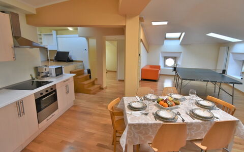Duomo Mansarda: Meubilair, Cabinetry, Tafel, Countertop, Stoel, Gebouw, Hout, Toestel Van De Keuken, Interieur Ontwerp, Keuken