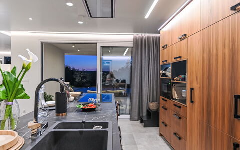 Villa Sonia: Interieur Ontwerp, Keuken, Meubilair, Countertop, Flooring, Plafond, Hout, Lichte Inrichting, Huishoudapparatuur, Toestel Van De Keuken
