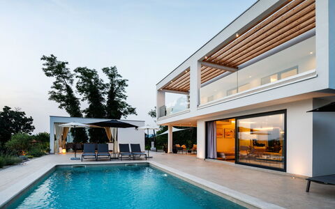 Villa Sonia: Water, Lucht, Fabriek, Eigendom, Gebouw, Zwembad, Interieur Ontwerp, Schaduw, Boom, Woongebied