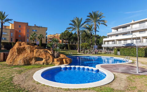 Salou 745: Water, Fabriek, Lucht, Gebouw, Dag, Eigendom, Azure, Boom, Arecales, Vrije Tijd
