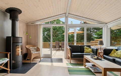 Roir - 250M from the Sea: Meubilair, Flooring, Interieur Ontwerp, Hout, Verdieping, Bankstel, Plafond, Woonkamer, Stoel, Huis