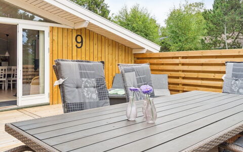 Roir - 250M from the Sea: Hout, Meubilair, Buitenmeubels, Flooring, Houten Vloer, Veranda, Stoel, Verdieping, Tafel, Dek