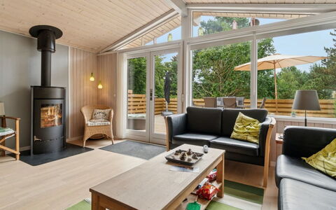 Roir - 250M from the Sea: Meubilair, Flooring, Interieur Ontwerp, Hout, Verdieping, Bankstel, Plafond, Woonkamer, Stoel, Kamer