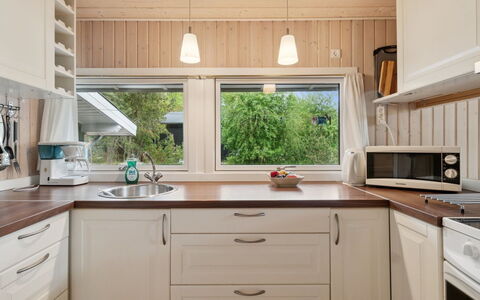 Roir - 250M from the Sea: Interieur Ontwerp, Countertop, Hout, Flooring, Keuken, Cabinetry, Meubilair, Plafond, Verdieping, Verlichting