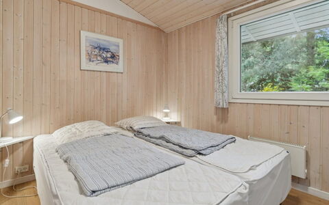 Roir - 250M from the Sea: Hout, Slaapkamer, Bed, Plafond, Interieur Ontwerp, Verdieping, Huis, Flooring, Laken, Bedding
