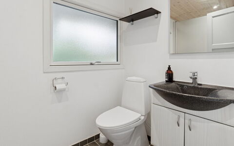 Roir - 250M from the Sea: Loodgieterswerkinrichting, Wastafel, Badkamer, Wc Bril, Wastafel In De Badkamer, Flooring, Toilet, Verdieping, Interieur Ontwerp, Kraan