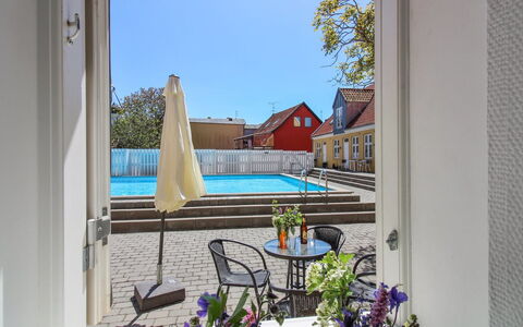 Thyrne - 500M from the Sea: Zwembad, Toevlucht, Samengesteld Materiaal, Buitenmeubels, Eco Hotel, Hotel, Villa, Thermae, Badplaats, Ligstoel