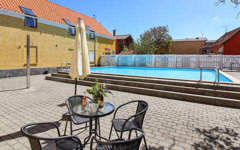 Thyrne - 500M from the Sea: Zwembad, Toevlucht, Samengesteld Materiaal, Buitenmeubels, Eco Hotel, Schaduw, Hotel, Villa, Thermae, Badplaats