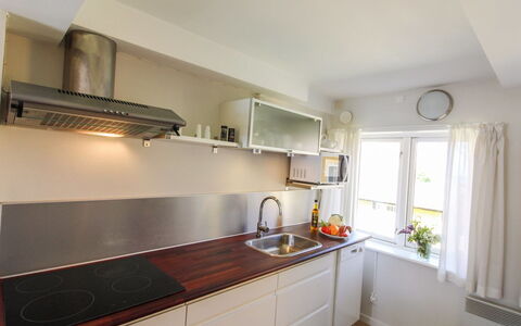 Thyrne - 500M from the Sea: Toestel Van De Keuken, Keuken, Countertop, Major Appliance, Interieur Ontwerp, Flooring, Fornuis, Cabinetry, Hout, Huishoudapparatuur