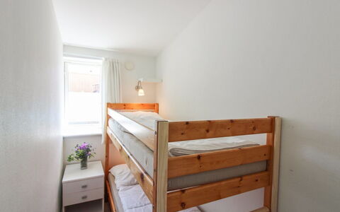 Thyrne - 500M from the Sea: Muur, Hout, Interieur Ontwerp, Flooring, Verdieping, Slaapkamer, Meubilair, Plafond, Bed, Kamer
