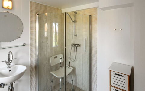 Thyrne - 500M from the Sea: Flooring, Verdieping, Interieur Ontwerp, Loodgieterswerkinrichting, Muur, Badkamer, Wastafel In De Badkamer, Kamer, Plafond, Wastafel