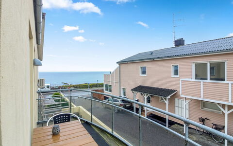 Gjuro - 50M from the Sea: Hout, Meubilair, Appartement, Kamer, Plafond, Beits, Stoel, Hardwood, Vernis, Timmerhout